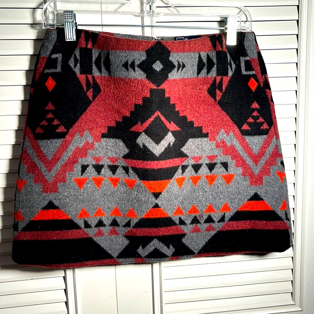 Short skirt by Gap, Aztec pattern , wool, sought-after smart design!